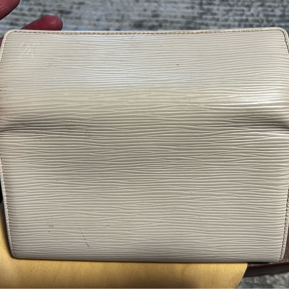 Authentic Louis Vuitton cream Epi leather bi fold wallet - Picture 5 of 6